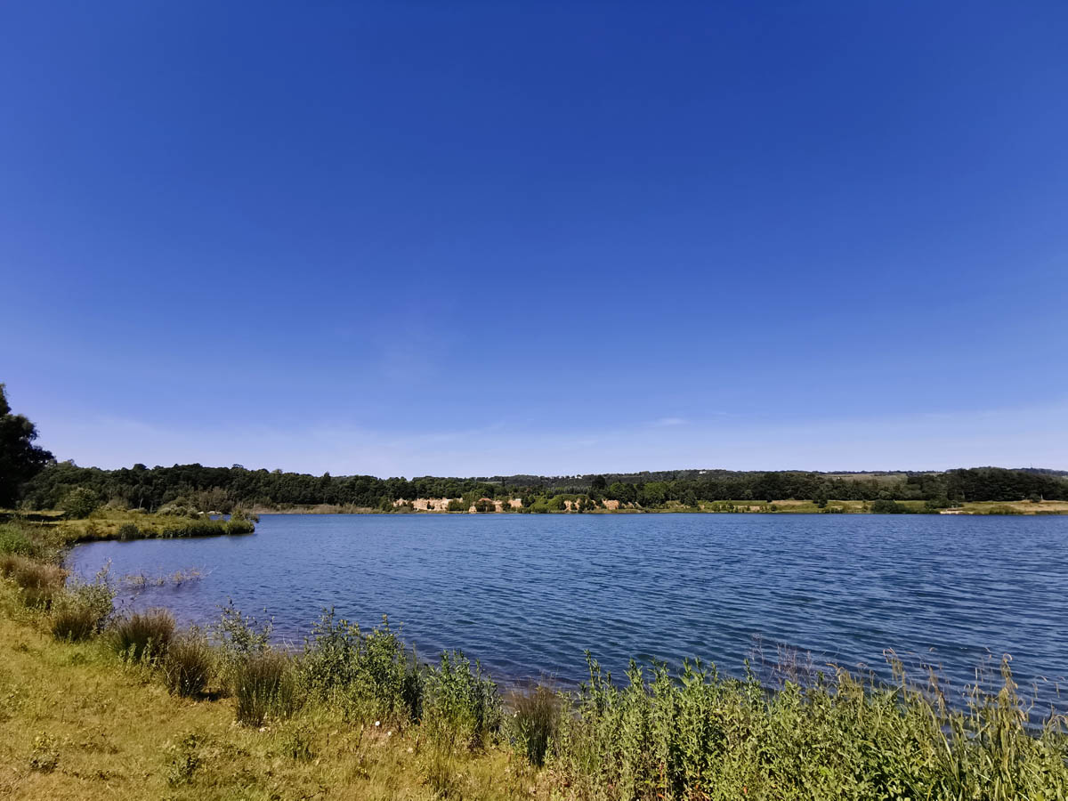 big-blue-skies-above-deep-blue-lake-buckland-park-lake-surrey